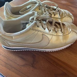 Nike Cortez SE Metallic Gold Star Size 1Y